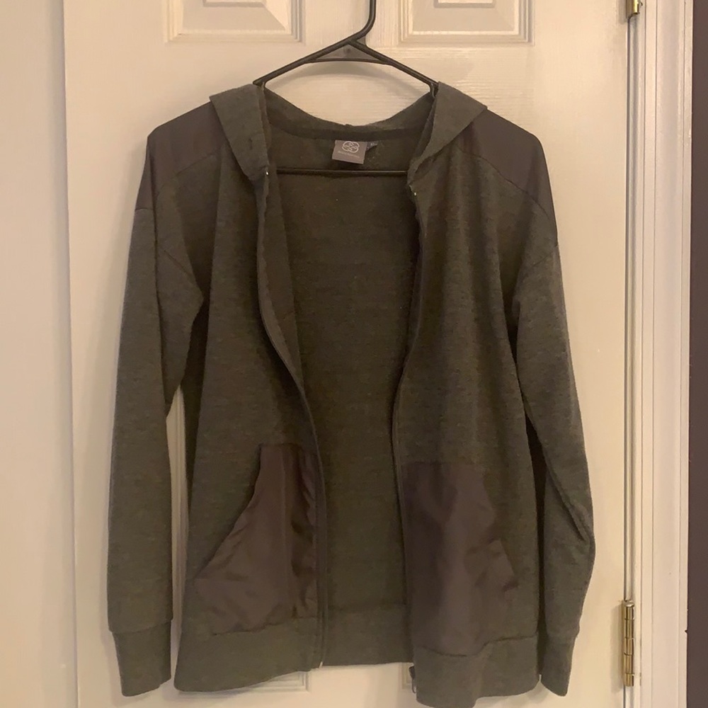 Women’s workout zip-up